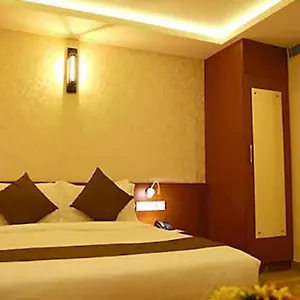 Fabhotel Prime D Chandlier Kochi